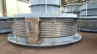 Hinge expansion joint